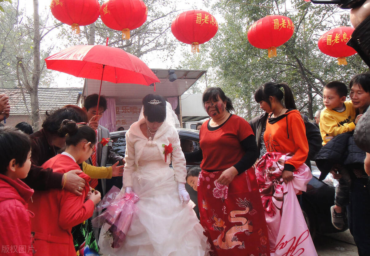 媳妇结婚三年花掉家里六十万，消费观念与家庭财务的反思_动态词语解释