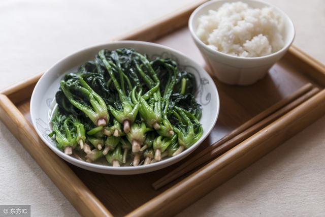 警惕食品安全风险，一名男子因食用未焯水菠菜引发肾衰竭的警示故事_精密解答