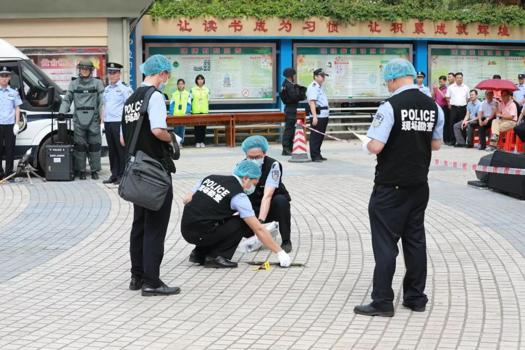 反恐演练太逼真，大爷制服扮演者的真实体验_词语解释