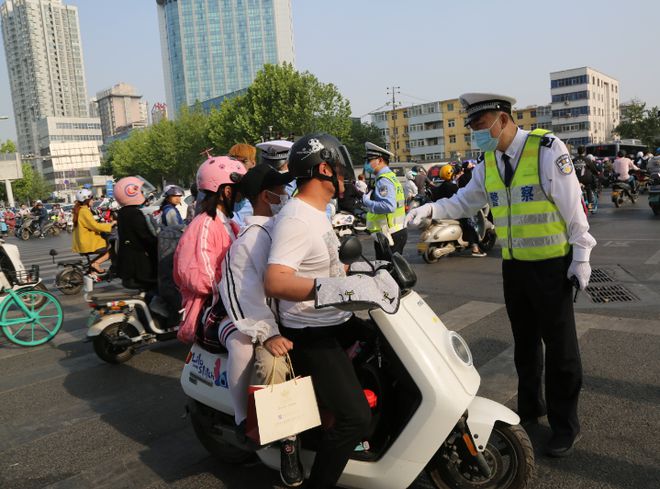 限电瓶车的城市，挑战与机遇并存_精密解答落实