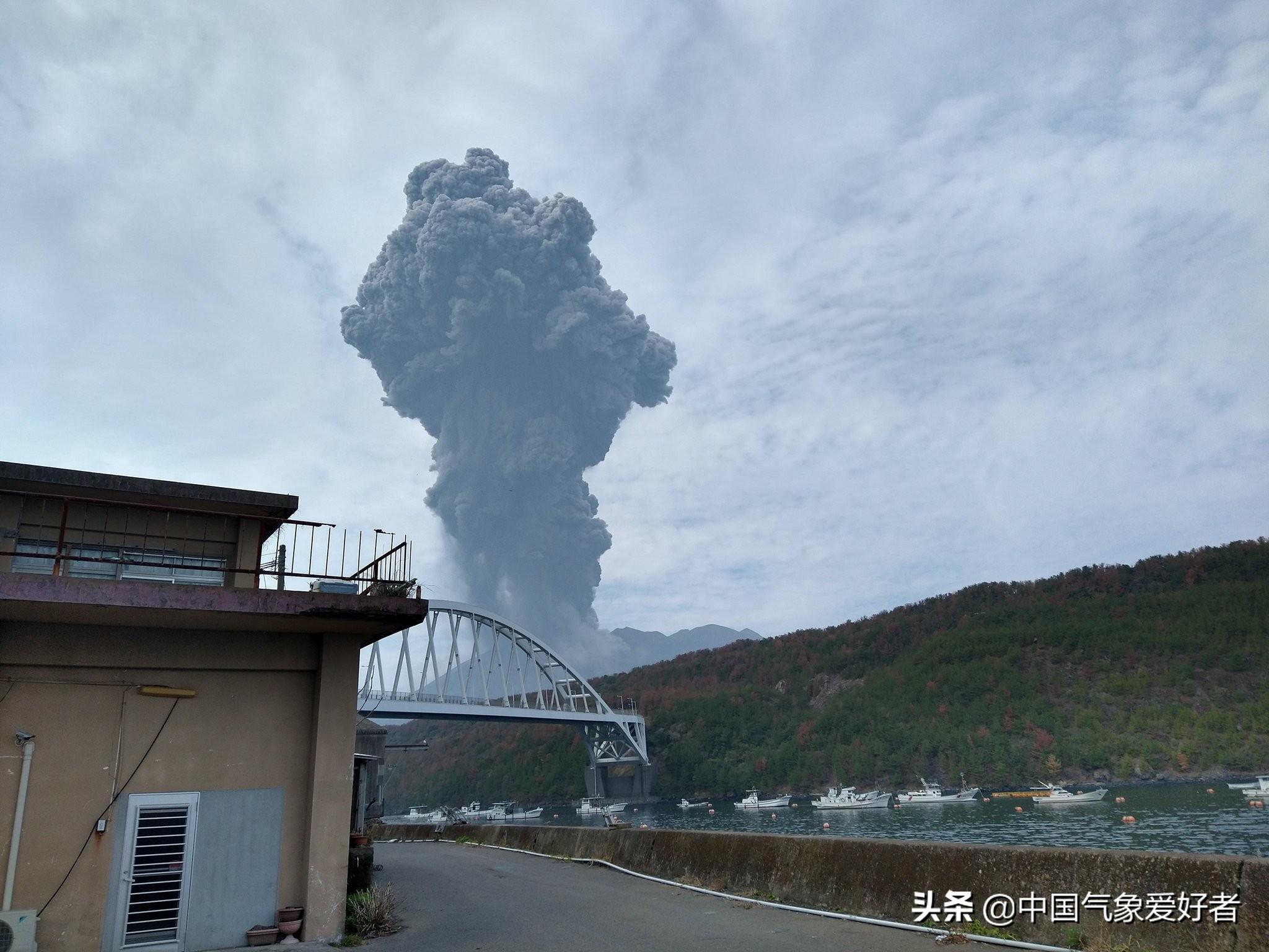 日本火山喷发灰柱高达3400米