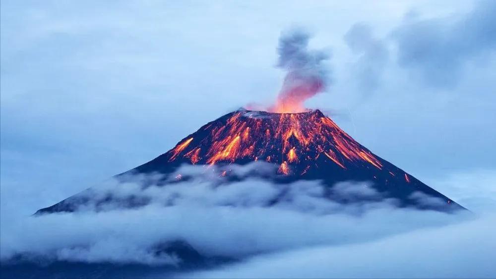 探索日本火山灰柱，揭秘3400米高处的奇迹_动态词语解释