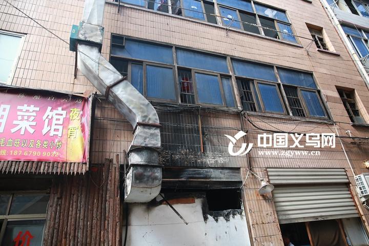 门店阿姨地震逃生时回后厨关火，灾难中的冷静与责任心