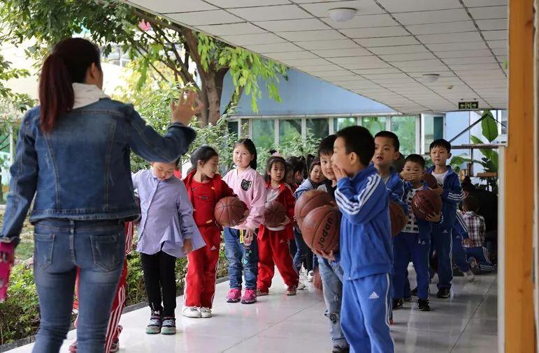 幼儿园老师地震救孩子事件，英勇之举，铸就永恒记忆