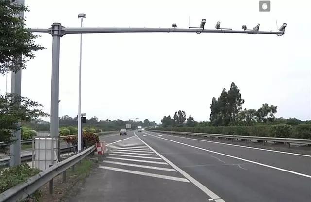 当地回应道路立杆上约挂10个摄像头