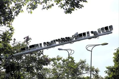 道路立杆摄像头密集，智能监控下的安全与便利