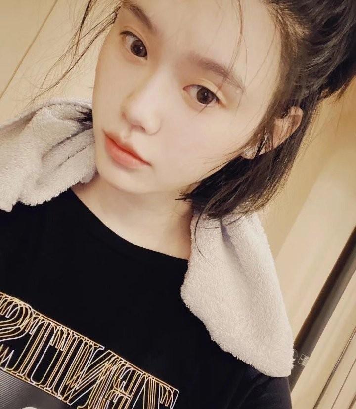 奚梦瑶晒儿子女儿正脸照