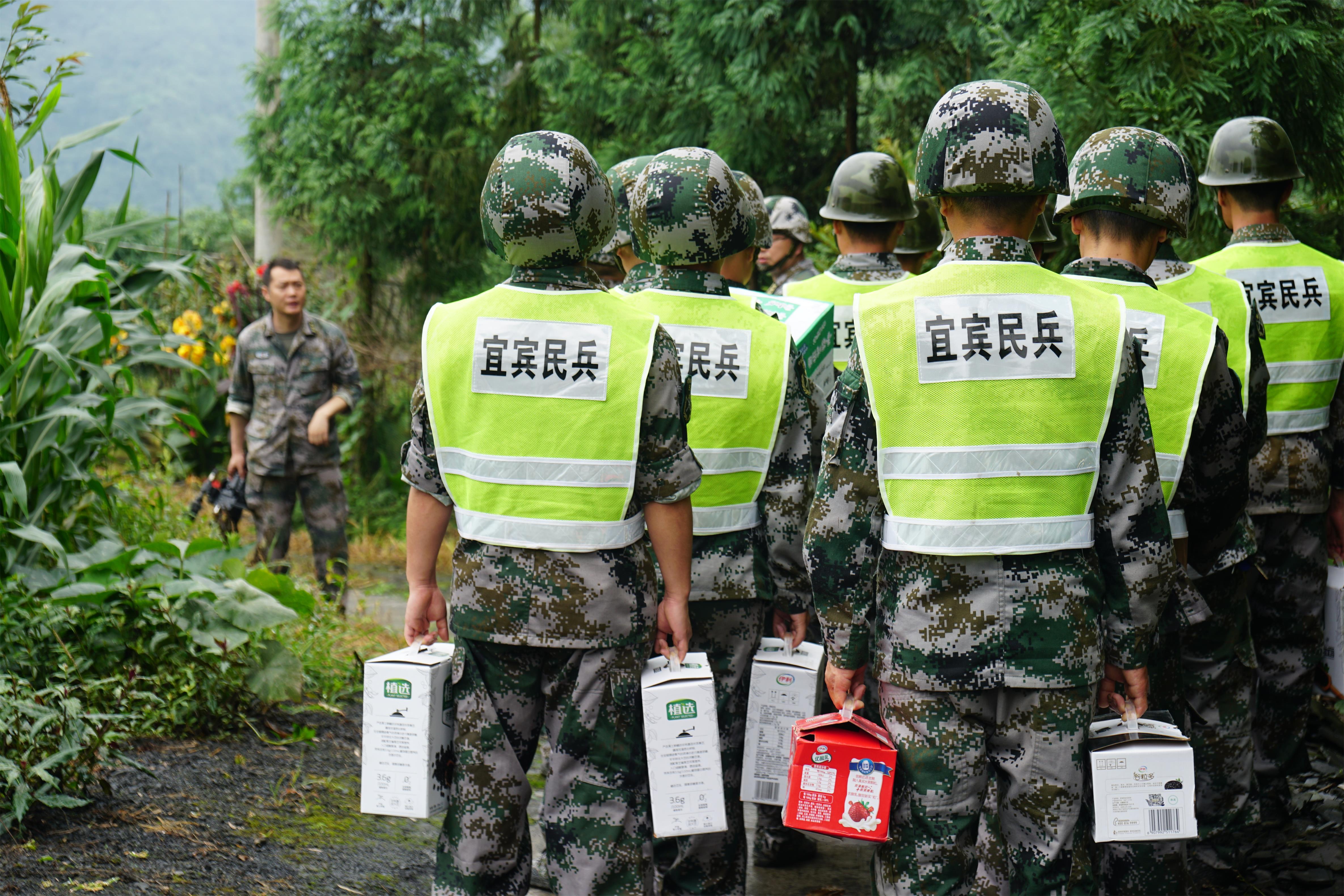 地震发生后，子弟兵救援行动展现英勇本色