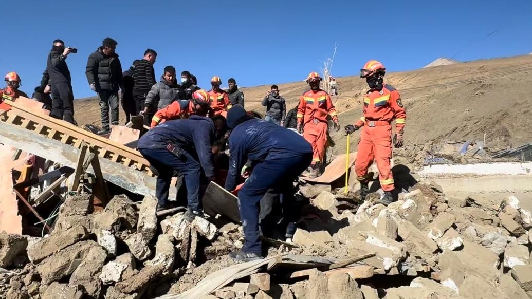 西藏地震受灾民众：起初没在意