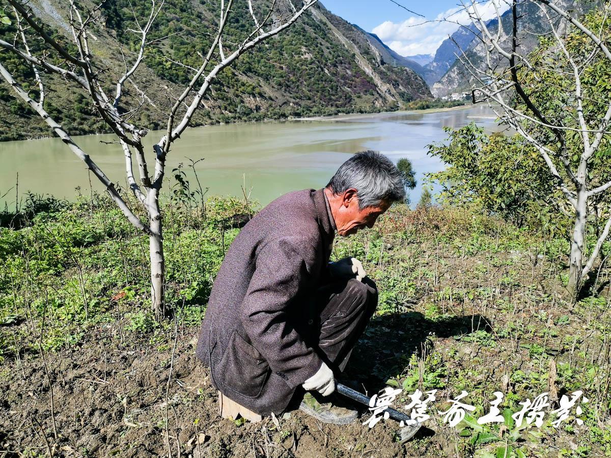 AI生成，地震被埋废墟下的戴帽小孩