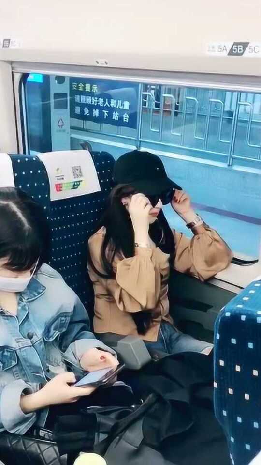 织梦高铁，00后女生六小时编织帽子的奇妙之旅