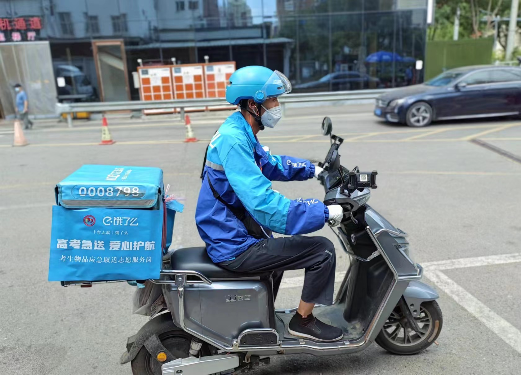 曝料揭秘，骑手休息时独特暖脚方式引发关注——外卖保温箱竟成暖心驿站？