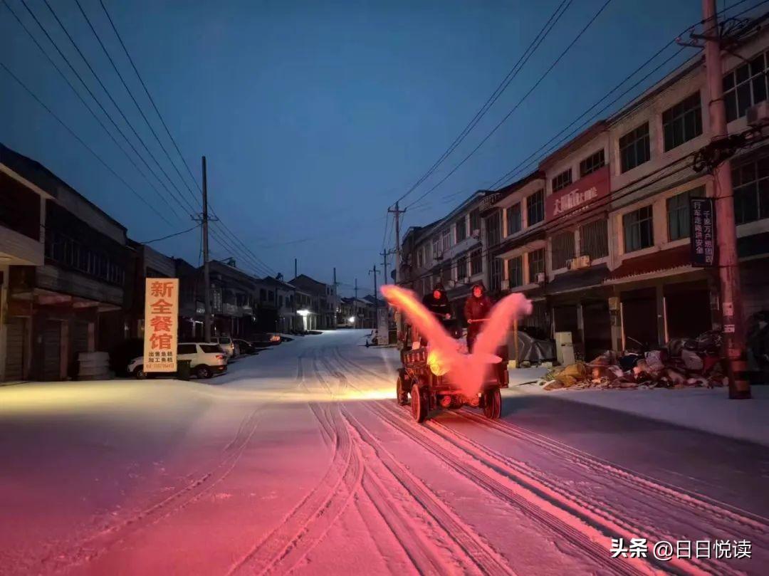 河南段高速铲雪车撒盐抗雪，保障道路畅通无阻