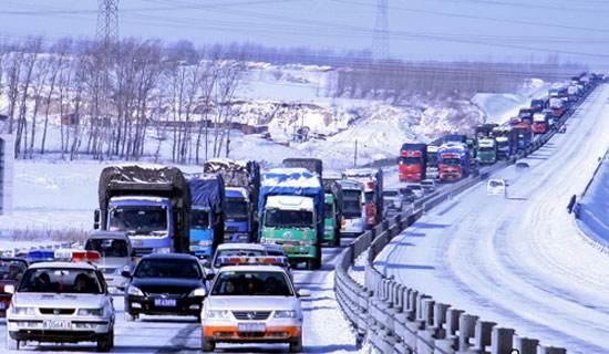 暴雪下的春运回家路，挑战与艰辛