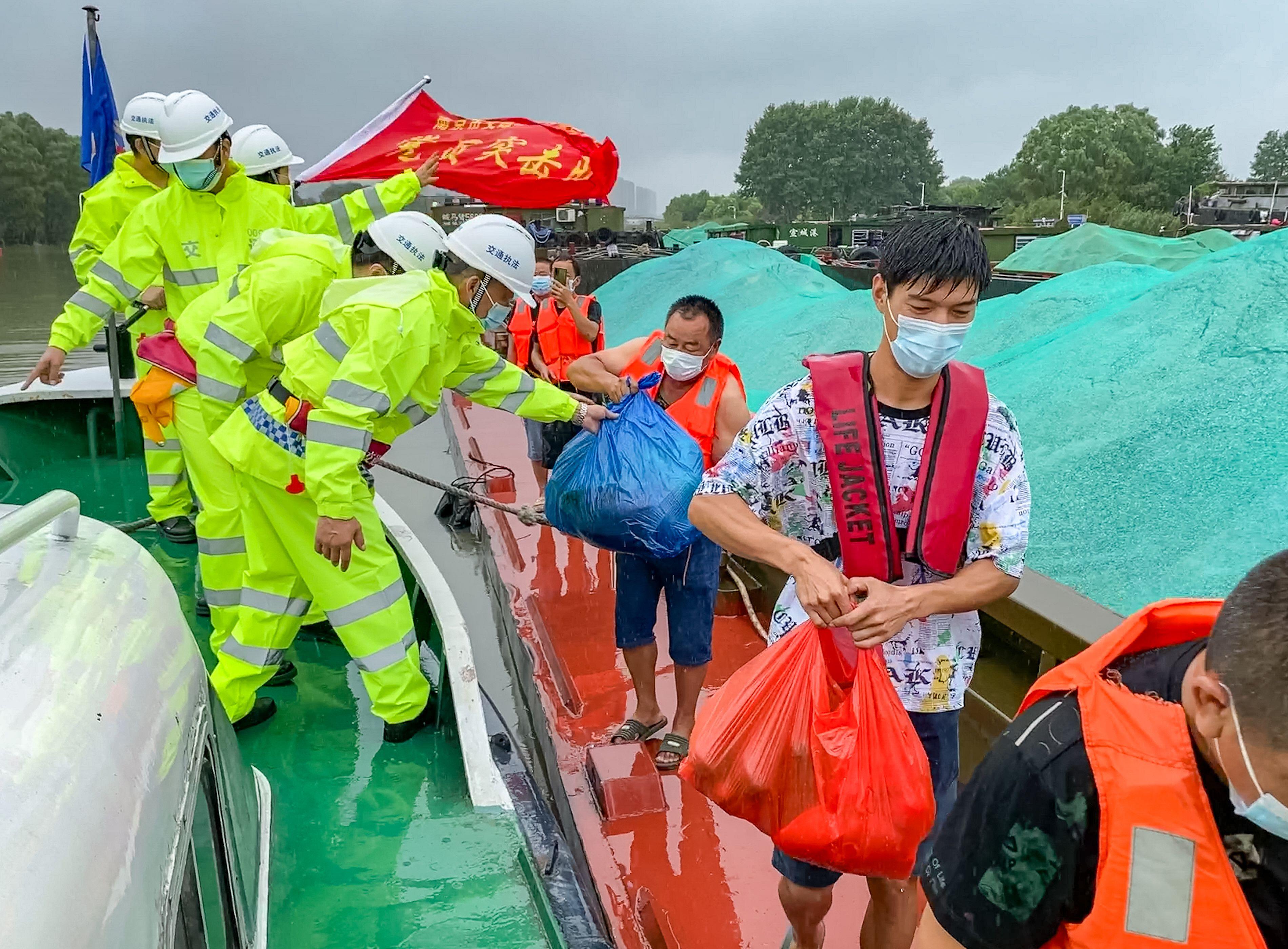 全国商超挤爆，代购日赚六位数——当下消费热潮的新现象