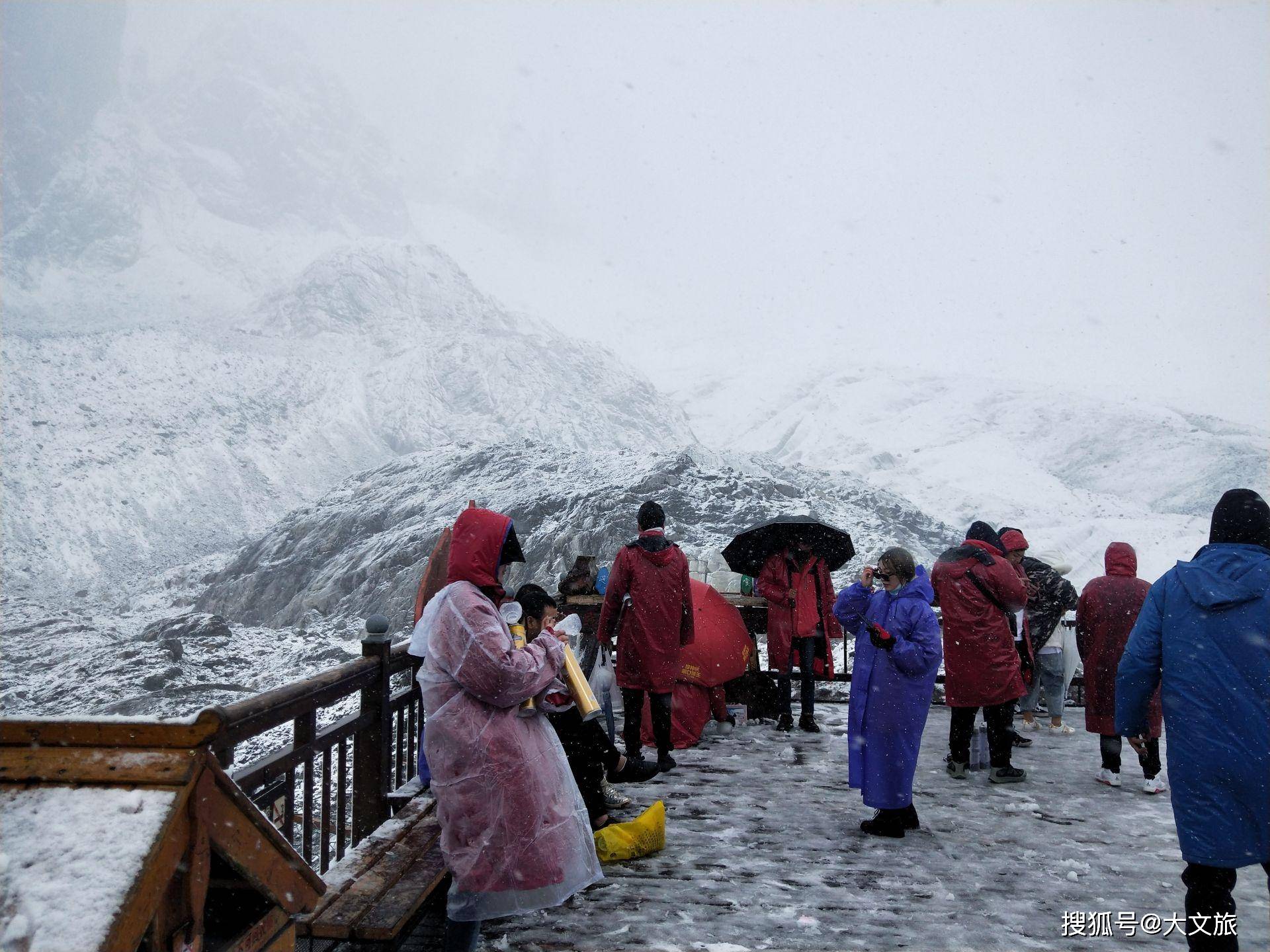 玉龙雪山大雪致拥堵