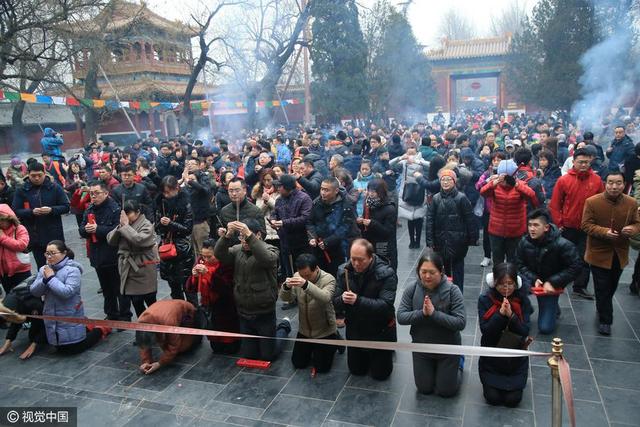 雍和宫抢头香大场面，一场文化与信仰的狂欢