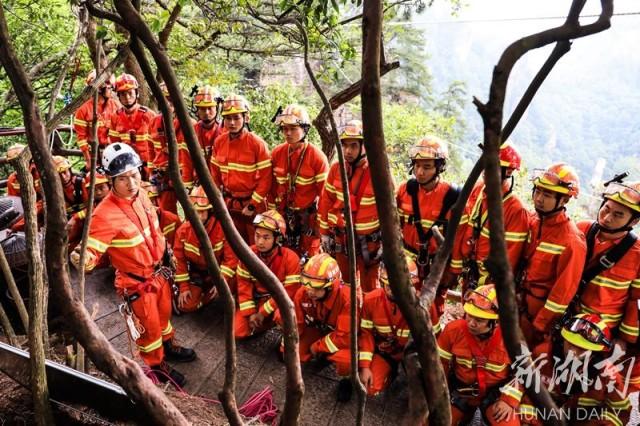 张家界悲剧！女教师徒步坠崖身亡，究竟意外还是另有隐情？