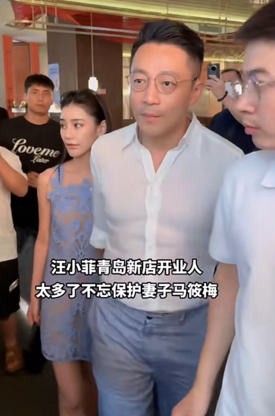 走出阴霾，汪小菲与老婆恩爱牵手展笑颜——他们的故事背后藏着什么？