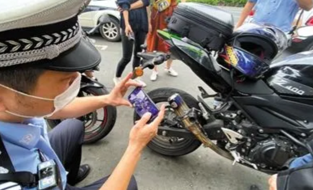 小伙骑摩托遭交警拦截，意外遭遇？交警执法背后的故事引人深思！