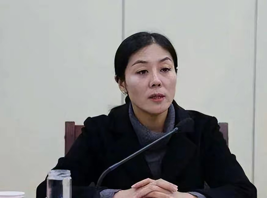 关于‘最年轻女市长再履新’