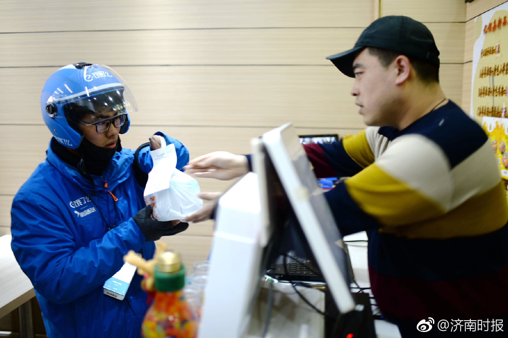 外卖小哥与轮椅顾客间的无声默契，温暖城市的速递温情