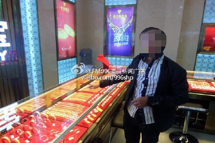 男子迈巴赫座驾惊现金店调包案，手镯背后的故事引人深思