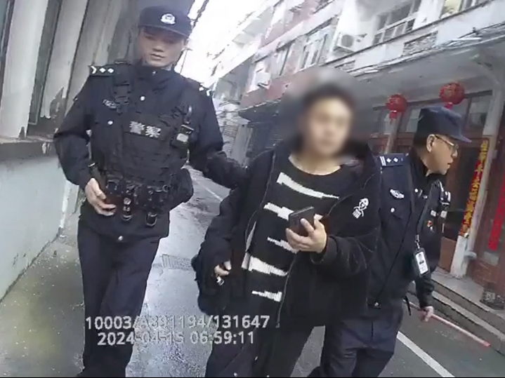 男子赤身光脚遭追击，紧急抱警引发社会关注——深度探究事件背后真相