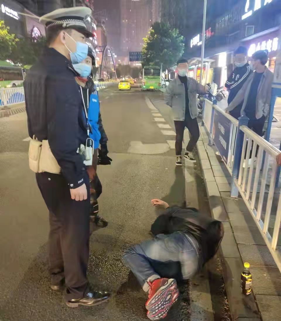 男子醉倒路边 外卖员确认没事后大哭